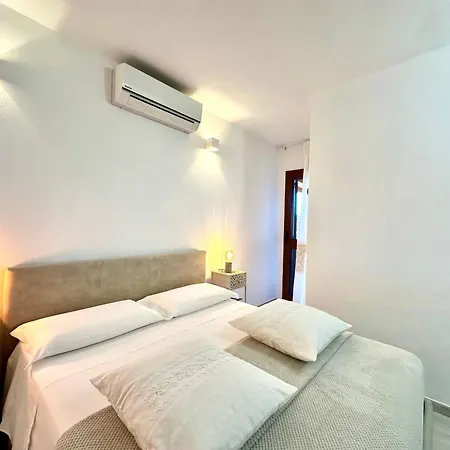 Domus Claudia With Sea View Симиус